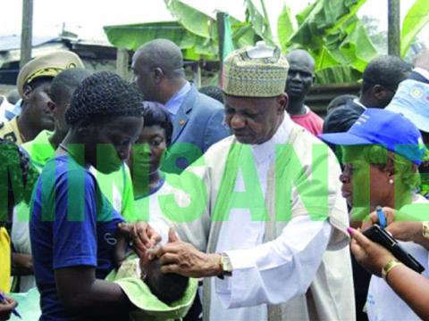 Le Secrétaire D'Etat à la Santé administre des gouttes de vaccins à Douala