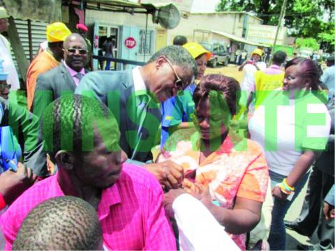 Le Minsante administre des gouttes de vaccins à Douala